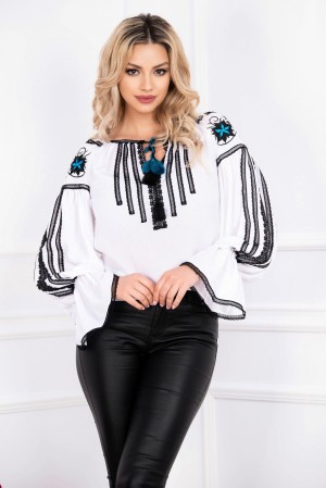 Bluza tip ie Effect alba cu motive traditionale negre si albastre (20589)
